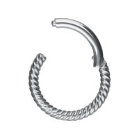 Anello piercing in argento con catena intrecciata su sfondo bianco