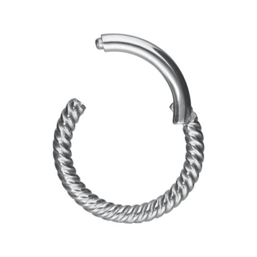 Anello piercing in argento con catena intrecciata su sfondo bianco