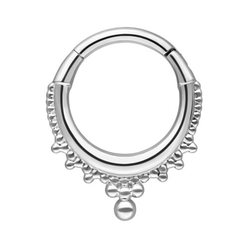Anello piercing in argento con design decorativo su sfondo bianco