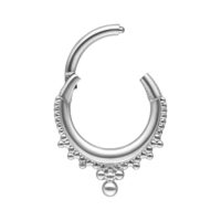 Anello Clicker Corona Argento con dettagli di perle su sfondo bianco