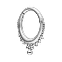 Anello piercing Crown Clicker in argento su sfondo bianco, acciaio chirurgico 316L