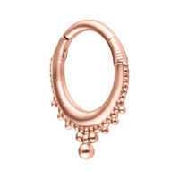 Anello piercing Crown Clicker in oro rosa con design a sfera su sfondo bianco