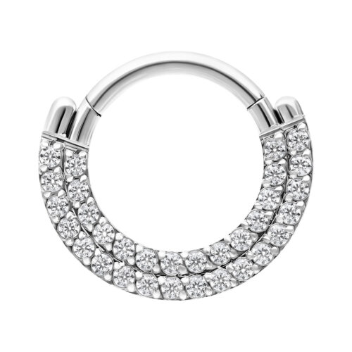 Anello piercing in argento con due file di cristalli chiari su sfondo bianco