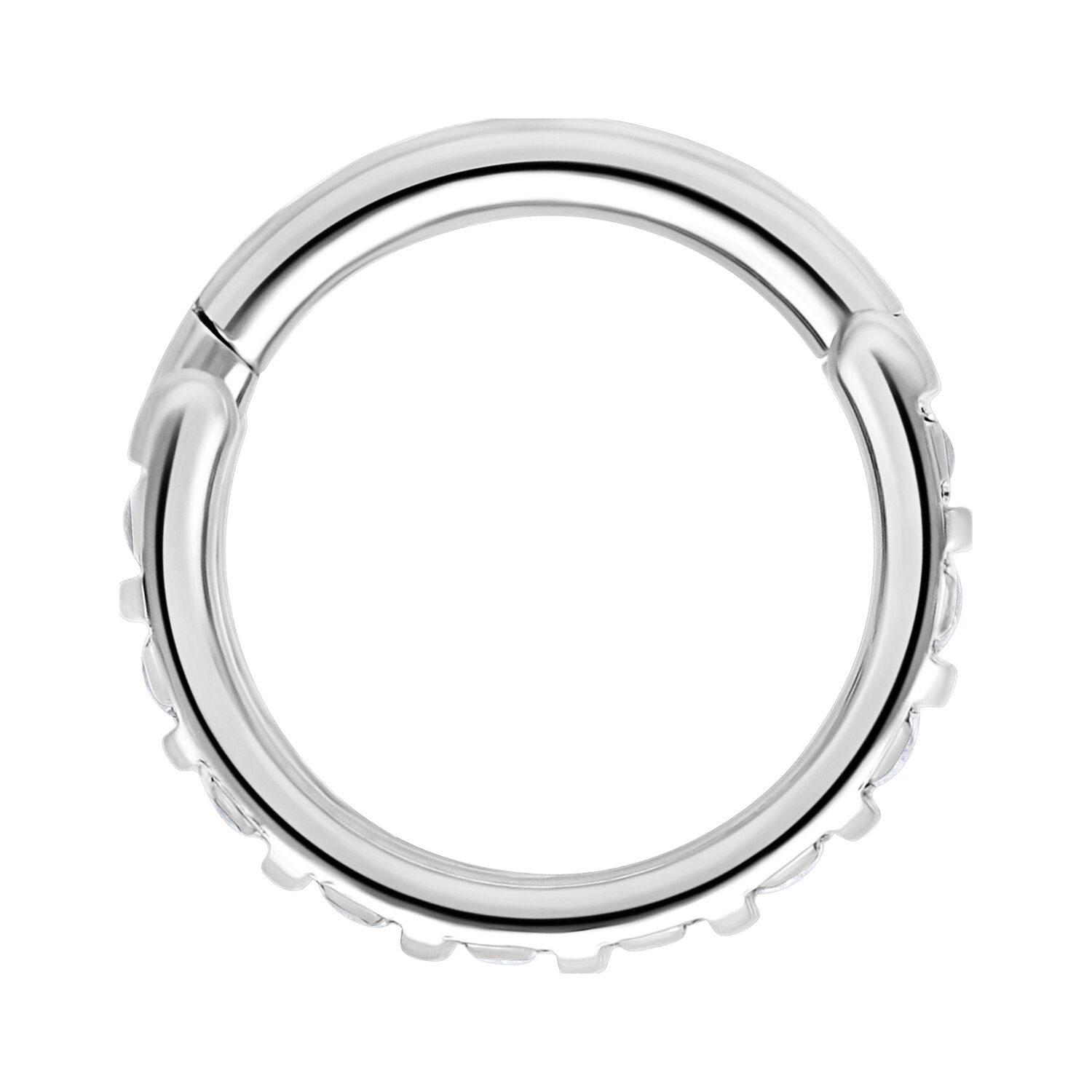 Anello piercing argento con cristalli su sfondo bianco