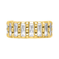 Anello piercing dorato con cristalli baguette chiari su sfondo bianco