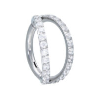 Anello clicker argento con doppia fila di cristalli su sfondo bianco