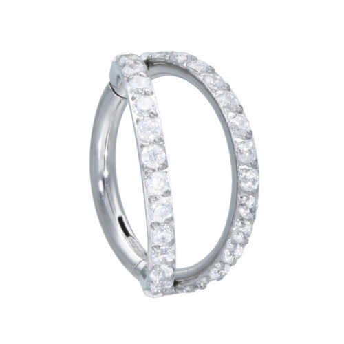 Anello clicker argento con doppia fila di cristalli su sfondo bianco