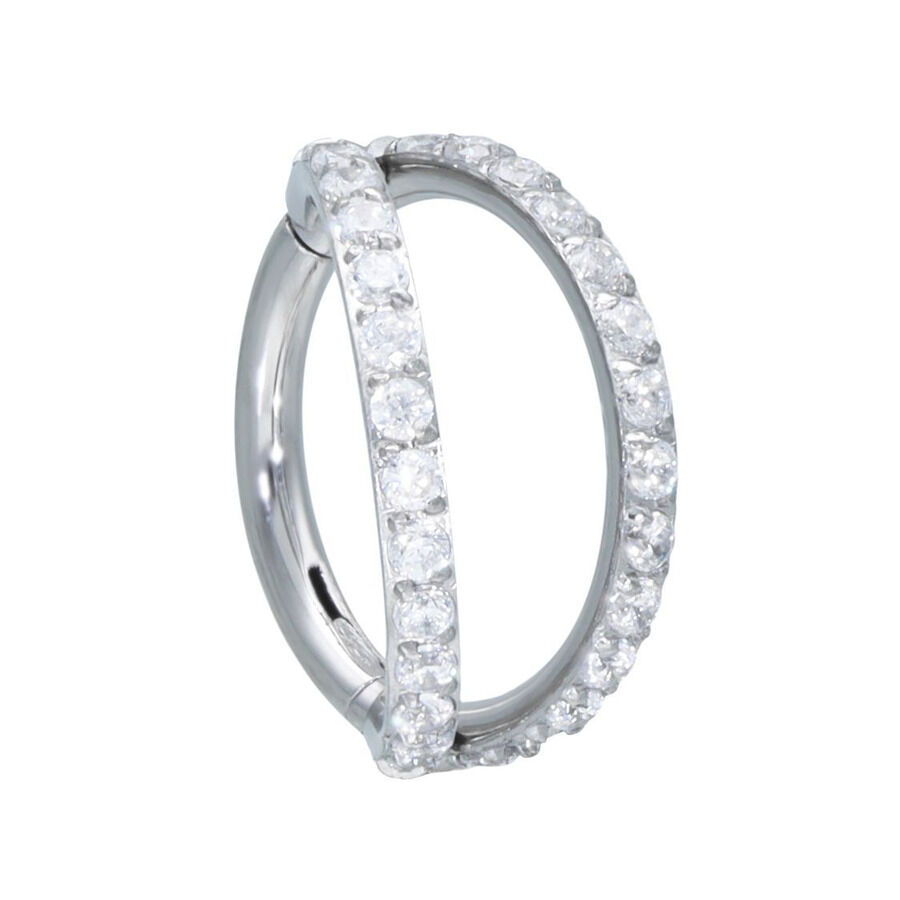 Anello clicker argento con doppia fila di cristalli su sfondo bianco