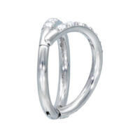 Clicker Piercing argento con cristalli su sfondo bianco
