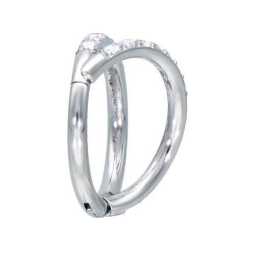 Clicker Piercing argento con cristalli su sfondo bianco