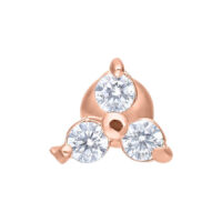 Orecchino barbell in oro rosa con tre pietre cristalline su sfondo bianco