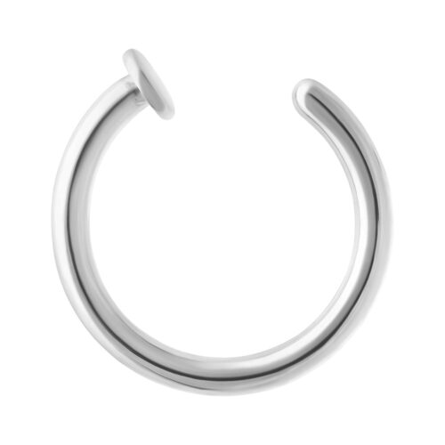 Anello al naso aperto argentato in acciaio chirurgico su sfondo bianco