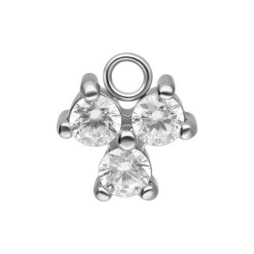 Ciondolo in cristallo d'argento con tre pietre scintillanti su sfondo bianco