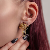 Golden Crystal Trinity orecchino piercing Piercing dorato con ciondolo di cristallo all'orecchio, capelli rossi
