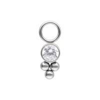 Ciondolo piercing in argento con cristallo rotondo e sfere su sfondo bianco