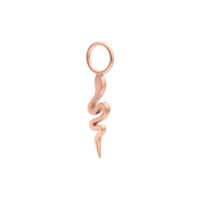 Elegante ciondolo a forma di serpente in oro rosa su sfondo bianco