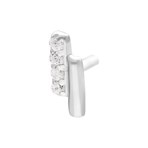 Accessorio piercing in argento con quattro cristalli chiari su sfondo bianco
