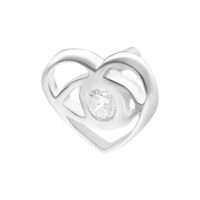 Cuore in argento con cristallo chiaro su sfondo bianco