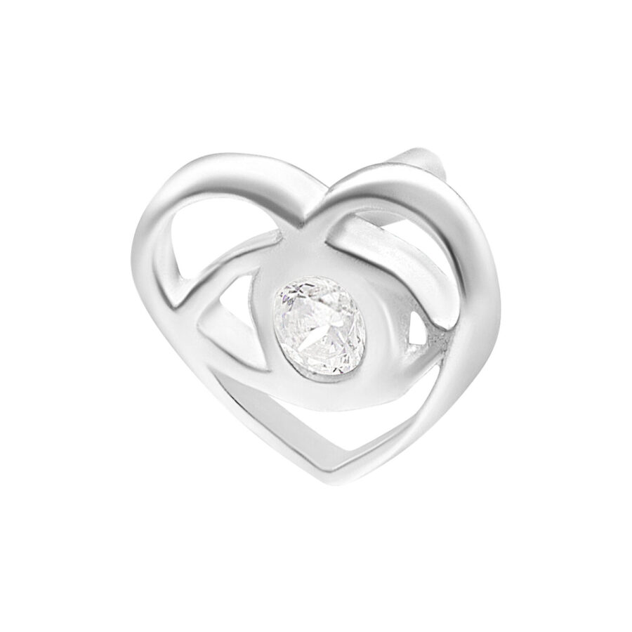Cuore in argento con cristallo chiaro su sfondo bianco