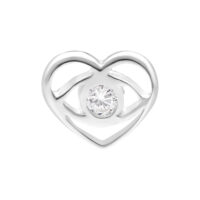 Inserto a forma di cuore in argento con cristallo chiaro al centro su sfondo bianco
