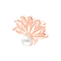 Attacco pavone in oro rosa con perla su sfondo bianco