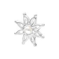 Inserto floreale in argento con accento di perla su sfondo bianco