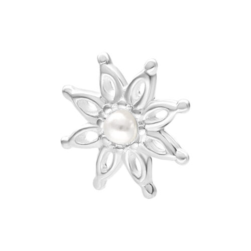 Inserto floreale in argento con accento di perla su sfondo bianco