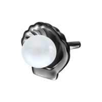 Inserto Shell nero in argento con perla lucente su sfondo bianco