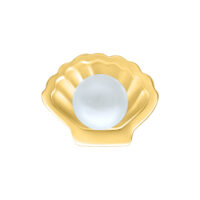 Inserto a conchiglia dorato con perla bianca su sfondo bianco
