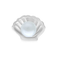 Conchiglia d'argento Push Fit con perla bianca su sfondo bianco
