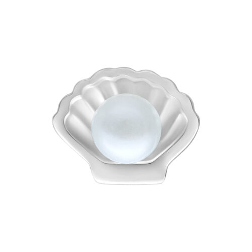Conchiglia d'argento Push Fit con perla bianca su sfondo bianco