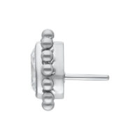 Inserto in oro bianco con goccia cristallina su sfondo bianco