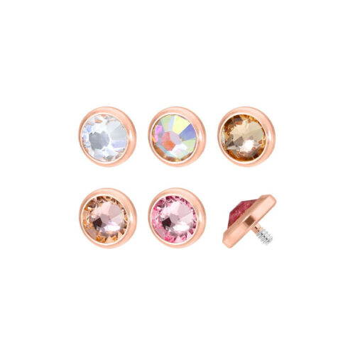 Sei inserti per piercing in oro rosa con cristalli chiari e colorati su sfondo bianco