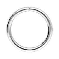 Anello continuo argento in acciaio chirurgico su sfondo bianco