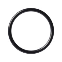Anello nero senza cuciture in acciaio chirurgico 316L su sfondo bianco