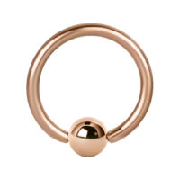 Anello a sfera in oro rosa con spessore di 1,0 mm e diametro interno di 9,0 mm su sfondo bianco