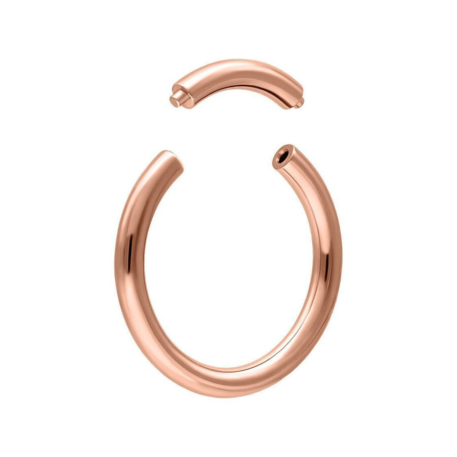 Anello segmento in oro rosa in titanio con spessore di 1,6 mm su sfondo bianco
