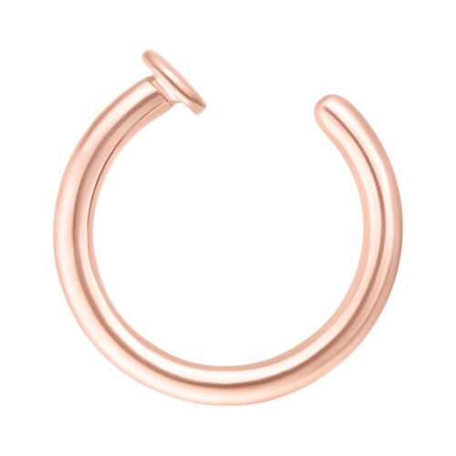 Anello nasale aperto in acciaio chirurgico oro rosa su sfondo bianco