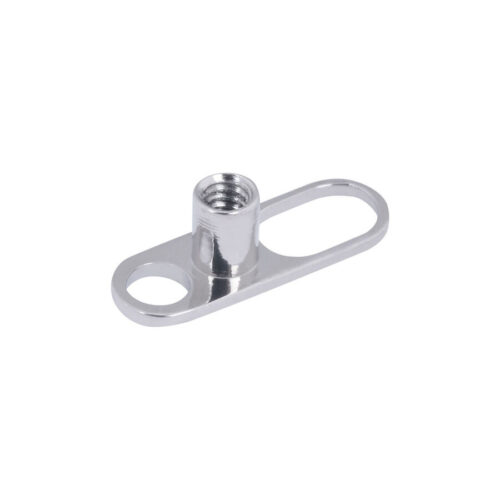 Ancora dermal in titanio argento con due fori su sfondo bianco