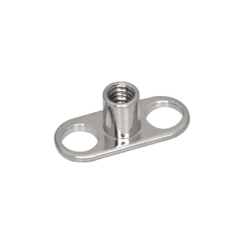 Distanzhalter in titanio argento con due fori su sfondo bianco