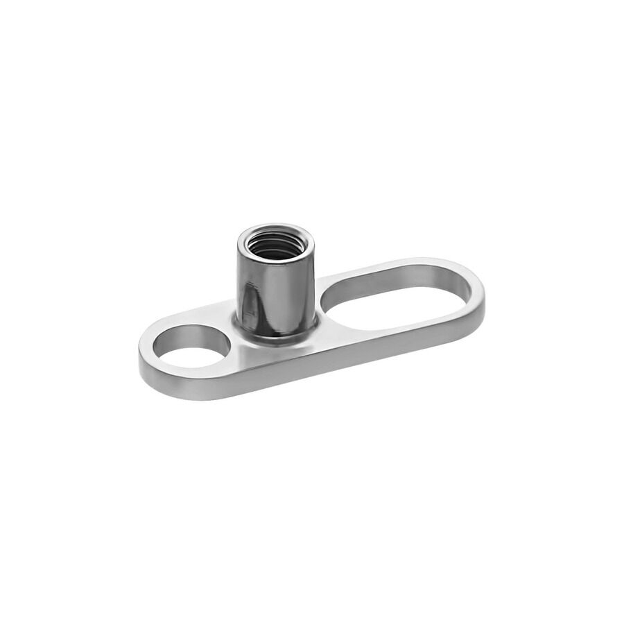 Dermal Anchor in titanio argento su sfondo bianco