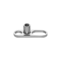 Dermal Anchor in argento di titanio su sfondo bianco