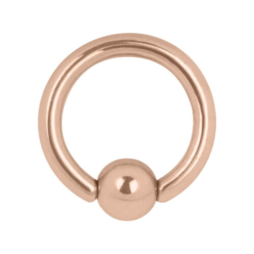 Clip in anello in titanio rosé con chiusura a sfera su sfondo bianco
