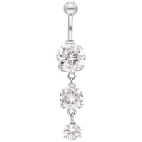 Piercing all'ombelico in argento con tre cristalli chiari su sfondo bianco