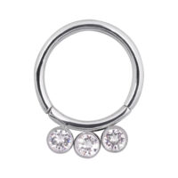 Clicker per Setto in Argento con Cristalli Anello piercing in argento con tre cristalli chiari su sfondo bianco
