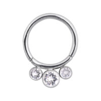 Anello piercing in argento con tre cristalli chiari su sfondo bianco
