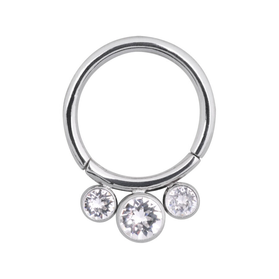 Anello piercing in argento con tre cristalli chiari su sfondo bianco