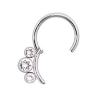 Anello piercing argento con tre cristalli chiari su sfondo bianco