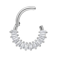 Clicker per setto in argento con cristalli chiari su sfondo bianco