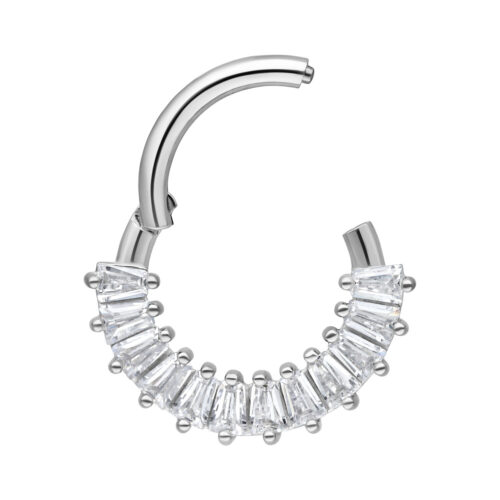 Clicker per setto in argento con cristalli chiari su sfondo bianco